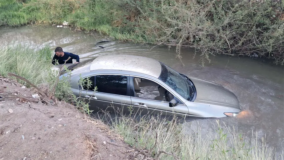 El vehículo tuvo que ser sacado con ayuda de una grúa. (FOTO: Ernesto Torres).