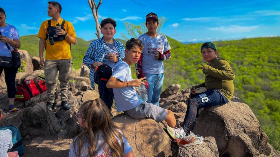 Niños y niñas se divierten mientras aprenden durante recorrido al Cerro de Máscara en El Fuerte Niños y niñas se divierten mientras aprenden durante recorrido al Cerro de Máscara en El Fuerte