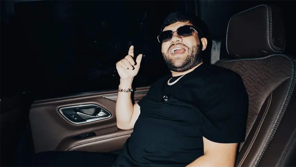 El joven cantante de regional mexicano se encuentra trabajando en su próximo video musical, donde este publicó una serie de imágenes donde este le hace una especie de homenaje al personaje de Al Pacino Tony Montana de la legendaria película Scarface