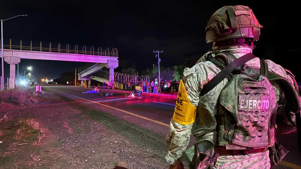 Tráiler arrolla y mata a una persona tras choque de motocicletas en Leyva Solano, Ahome Tráiler arrolla y mata a una persona tras choque de motocicletas en Leyva Solano, Ahome