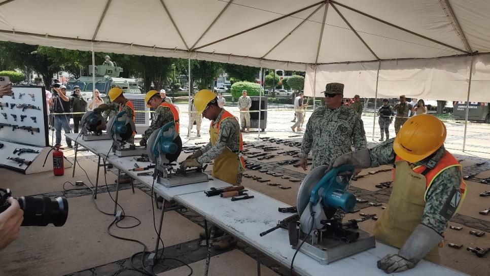Militares destruyen mil armas decomisadas en el estado de Sinaloa Militares destruyen mil armas decomisadas en el estado de Sinaloa
