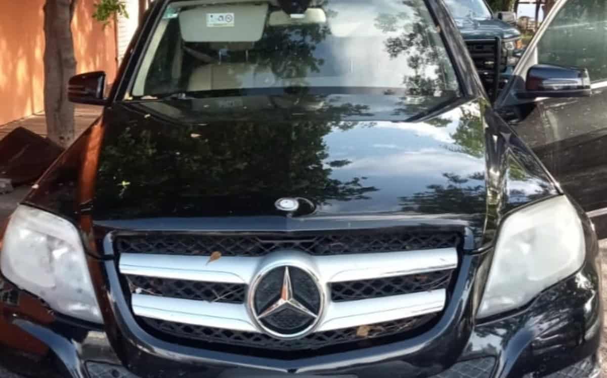 FOTO: Una camioneta de lujo fue recuperada en la colonia Villa Verde del sector Barrancos en Culiacán