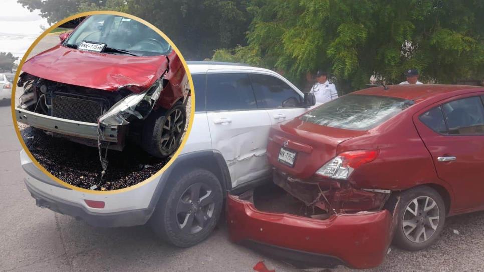 Conductora se pasa un alto en Los Mochis y provoca aparatoso choque en el centro
