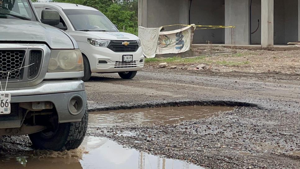 Avenida Clouthier de Mazatlán en situación intransitable ante los baches Avenida Clouthier de Mazatlán en situación intransitable ante los baches