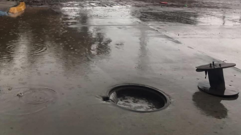 Esto te puede pasar si destapas una alcantarilla durante una lluvia intensa