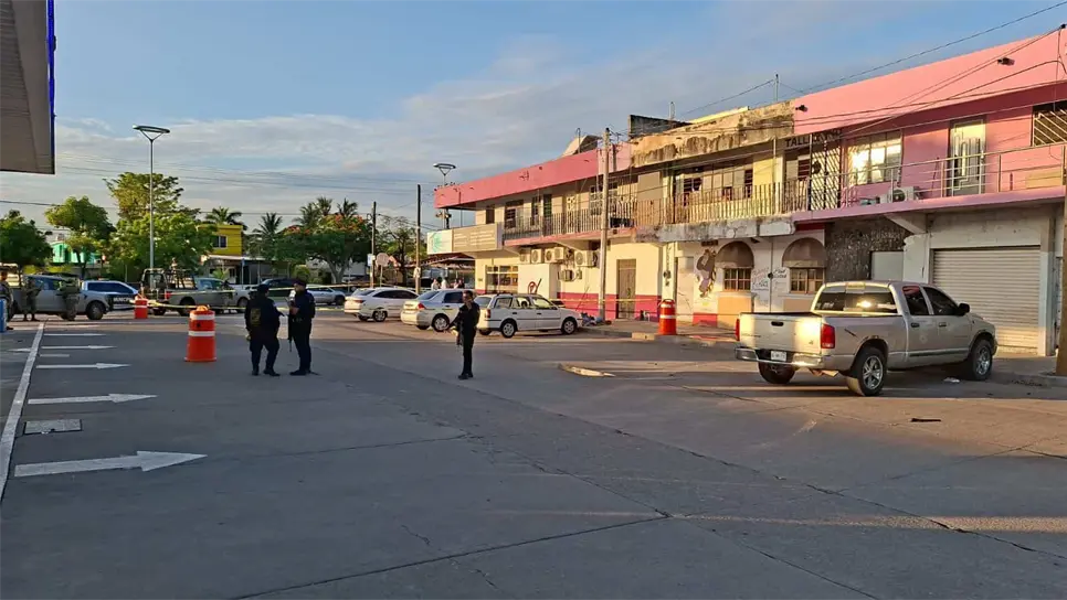 Persecución y balacera afuera de funeraria en Mazatlán deja dos hombres heridos