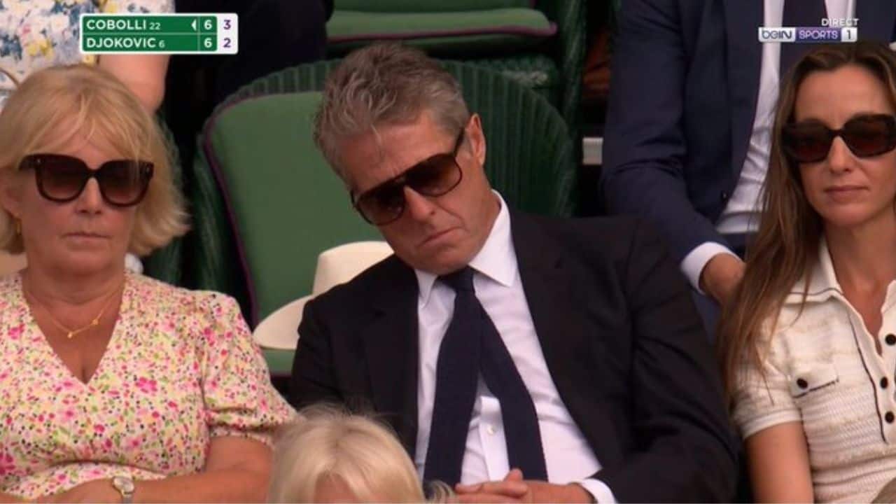 Hugh Grant sorprende al quedarse dormido en medio de un partido de tenis en Wimbledon | VIDEO