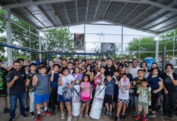 Juan de Dios Gámez y Marco Verde dan mensaje motivacional a jóvenes deportistas en gimnasio de box El Guillén