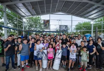 Juan de Dios Gámez y Marco Verde dan mensaje motivacional a jóvenes deportistas en gimnasio de box El Guillén