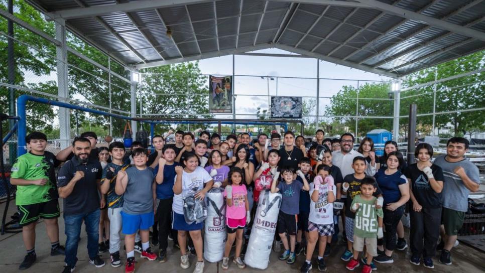 Juan de Dios Gámez y Marco Verde dan mensaje motivacional a jóvenes deportistas en gimnasio de box El Guillén