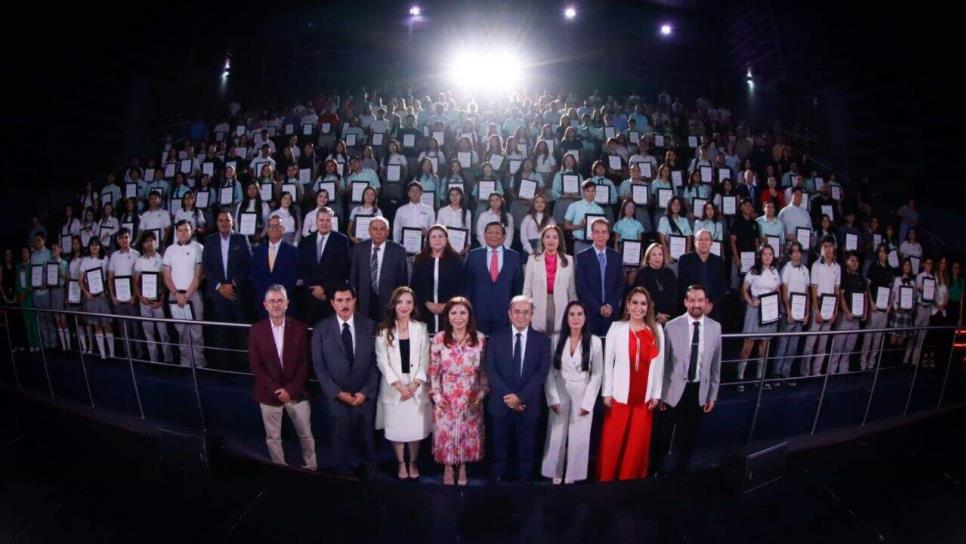 Educación que transforma: COBAES reconoce a 189 alumnos y 74 asesores destacados Educación que transforma: COBAES reconoce a 189 alumnos y 74 asesores destacados