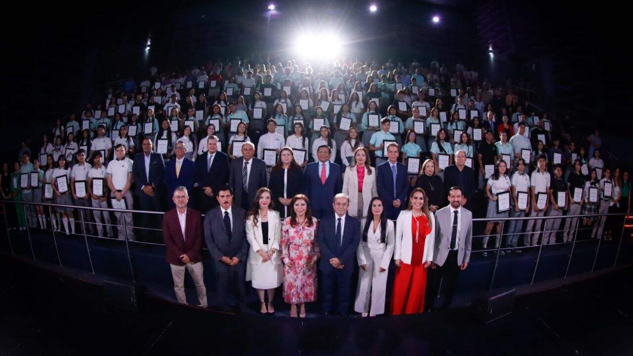 En su mensaje, Inzunza Cázares destacó que estos logros son fruto del esfuerzo colectivo de estudiantes, asesores, docentes y familias, al tiempo que subrayó la labor de los 74 asesores que, con vocación y entrega, acompañan a los jóvenes sin recibir una remuneración adicional