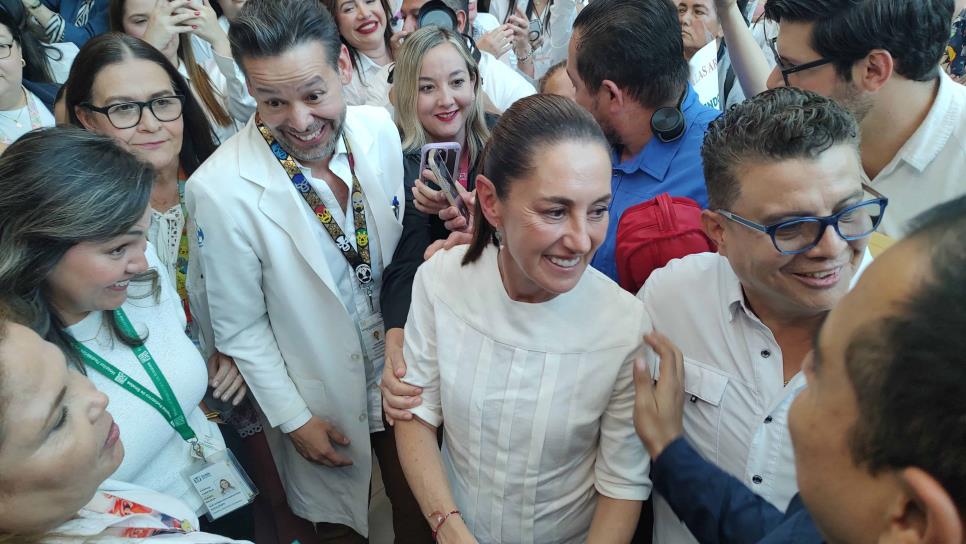 Claudia Sheinbaum llega al Hospital Pediátrico de Culiacán y la recibe personal de salud Claudia Sheinbaum llega al Hospital Pediátrico de Culiacán y la recibe personal de salud
