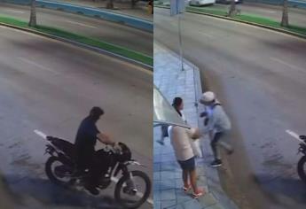 Hombres en motocicleta asaltan a dos mujeres en pleno malecón de Mazatlán