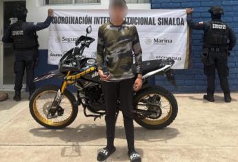 Detienen a “puntero” en Culiacán con sandalias Hugo Boss y cadena Van Cleef