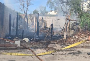Incendio destruye una casa por completo en la colonia Salvador Esquer, Los Mochis 