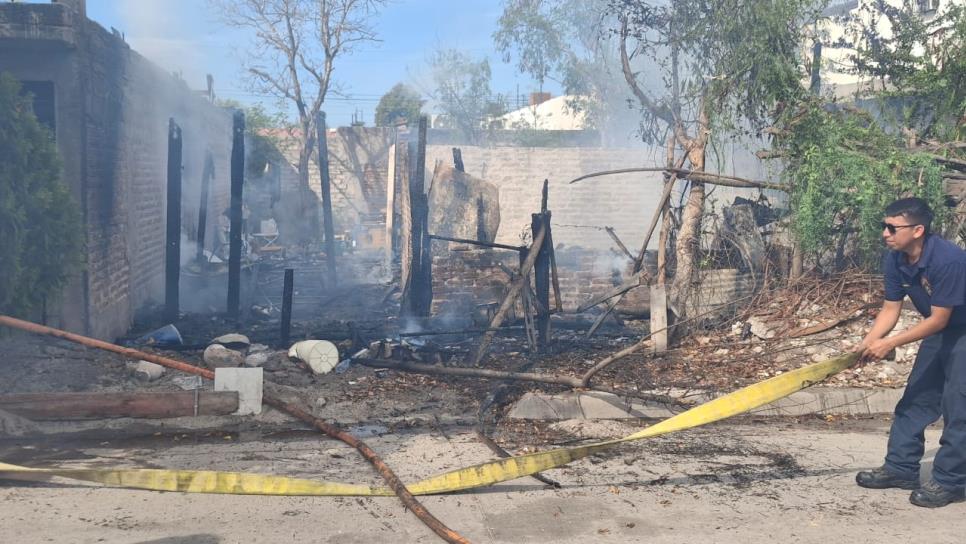 Incendio destruye una casa por completo en la colonia Salvador Esquer, Los Mochis Incendio destruye una casa por completo en la colonia Salvador Esquer, Los Mochis