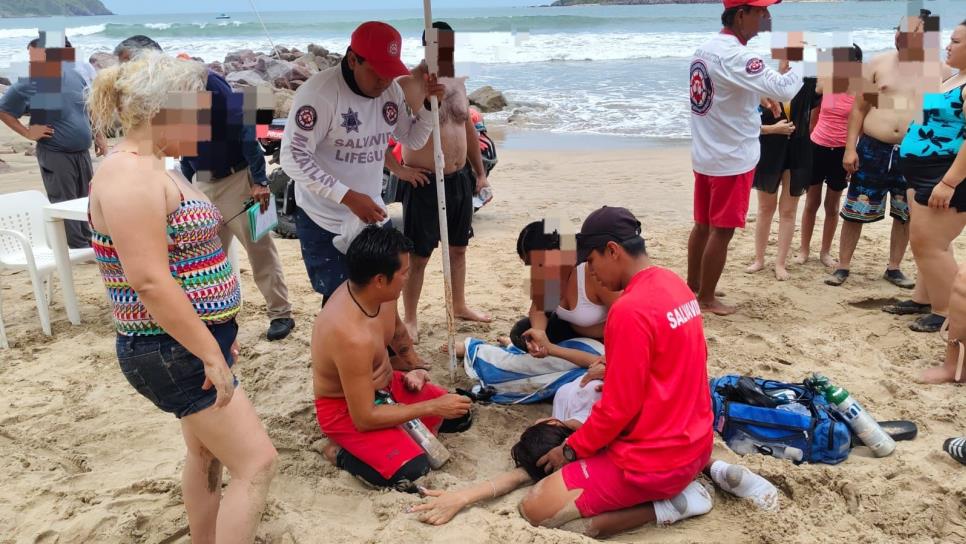 Salvan a 9 turistas de ahogarse en playas de Mazatlán este domingo Salvan a 9 turistas de ahogarse en playas de Mazatlán este domingo