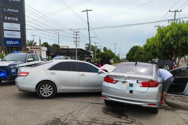 Mujer adulta se pasa un alto obligatorio y provoca aparatoso accidente en Guasave