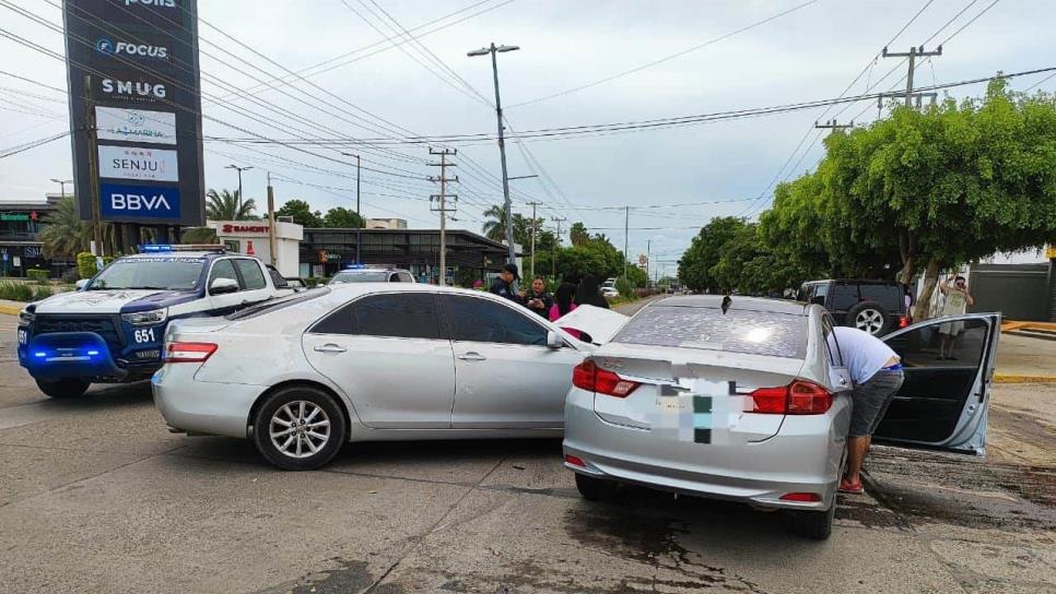 Mujer adulta se pasa un alto obligatorio y provoca aparatoso accidente en Guasave Mujer adulta se pasa un alto obligatorio y provoca aparatoso accidente en Guasave