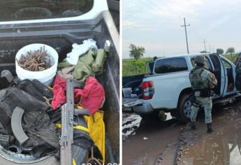 Aseguran camioneta, armas, municiones y equipo táctico en la localidad de la Reforma, en Culiacán