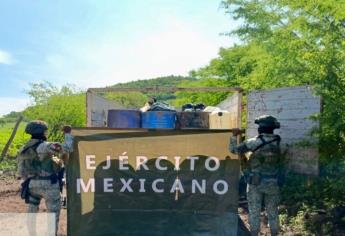 Aseguran camioneta con precursores químicos y droga en la Estancia de los García en Tacuichamona al sur de Culiacán