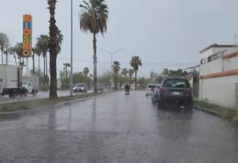 Fuerte lluvia azota Los Mochis la mañana de este lunes