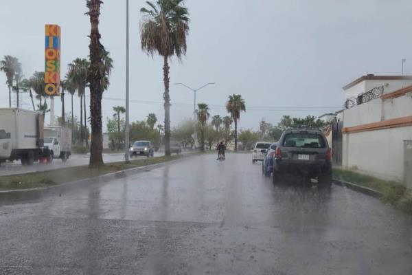 Fuerte lluvia azota Los Mochis la mañana de este lunes