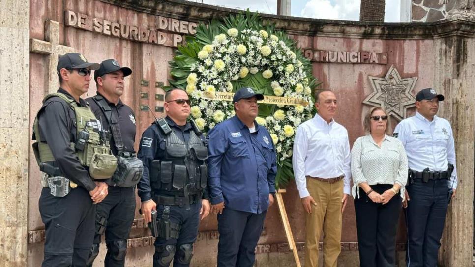Con guardia de honor y ofrenda floral recuerdan a policías caídos en Ahome Con guardia de honor y ofrenda floral recuerdan a policías caídos en Ahome
