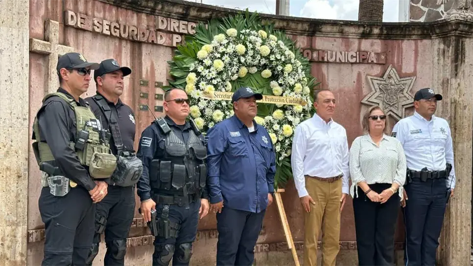 A la ceremonia de colocación de ofrenda floral en el monumento de los agentes caídos y guardia en el muro de honor de la corporación, asistieron policías, regidores y funcionarios. FOTO: Luz Noticias.