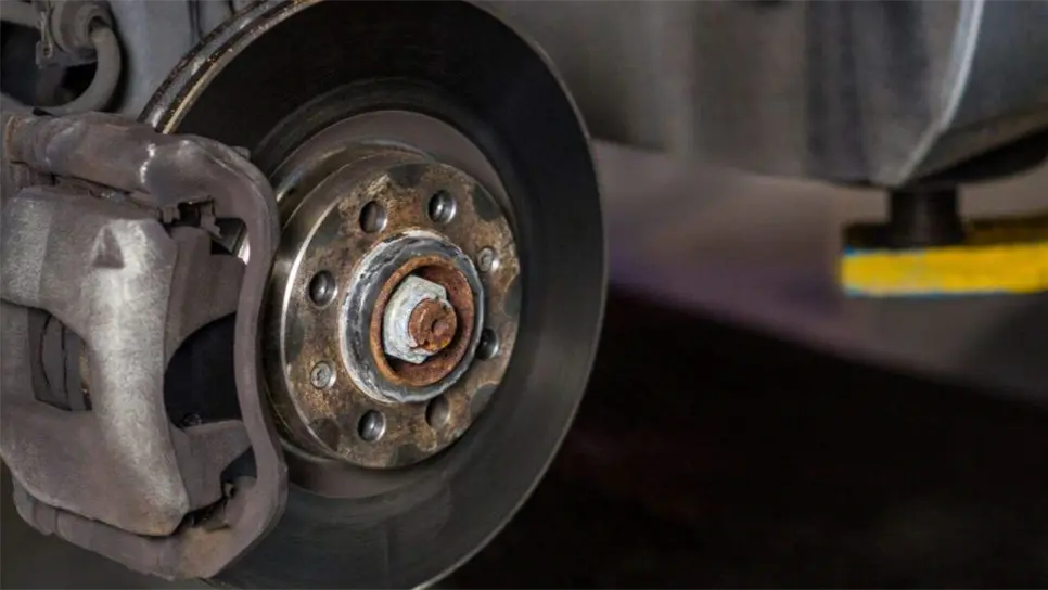 Ignorar las señales de advertencia puede llevar a un fallo en el sistema de frenado y a reparaciones mucho más costosas, como la rectificación o sustitución de los discos