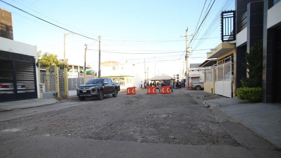 Inician pavimentación de la colonia Arboledas I de Mazatlán, tras más de 30 años de espera Inician pavimentación de la colonia Arboledas I de Mazatlán, tras más de 30 años de espera
