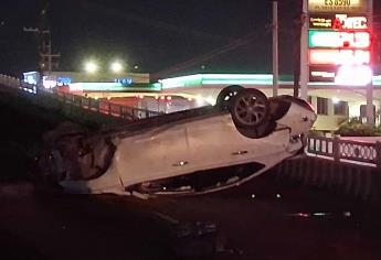 Conductor pierde el control y vuelca sobre puente de Ley del Valle en Culiacán