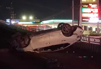 Conductor pierde el control y vuelca sobre puente de Ley del Valle en Culiacán