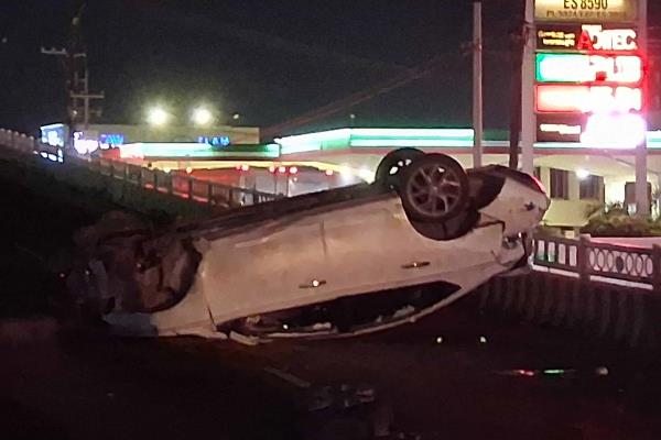 Conductor pierde el control y vuelca sobre puente de Ley del Valle en Culiacán