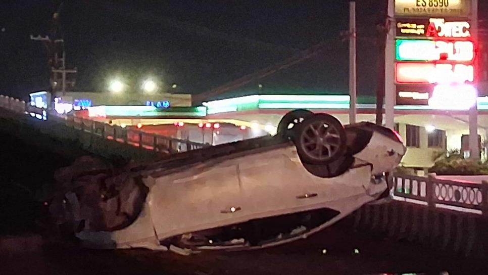 Conductor pierde el control y vuelca sobre puente de Ley del Valle en Culiacán Conductor pierde el control y vuelca sobre puente de Ley del Valle en Culiacán