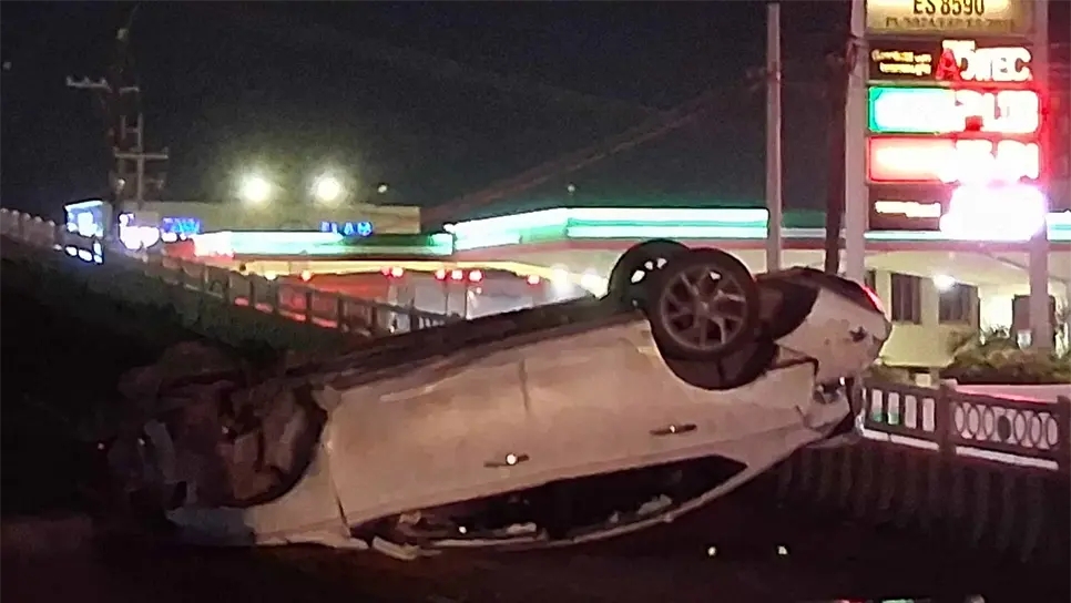 El sedán terminó con las llantas hacia arriba. (FOTO: Sebastián Martínez).