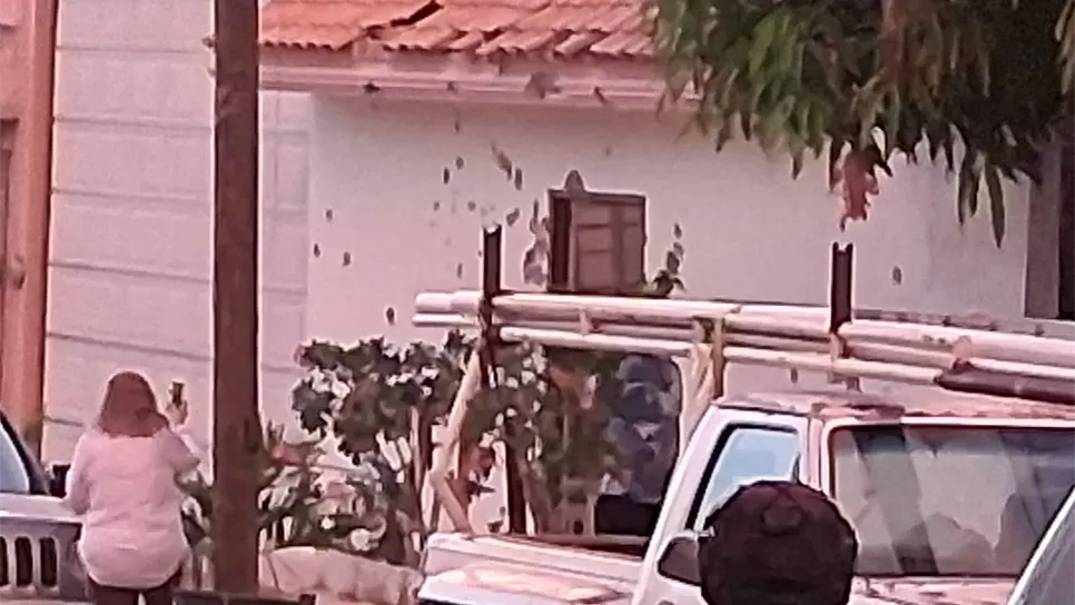 Las viviendas terminaron con las fachadas completamente baleadas. (FOTO: Sebastián Martínez).