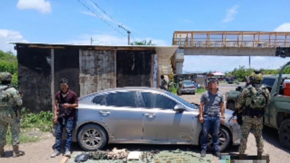 Militares detienen a 2 hombres armados con municiones y ponchallantas en Escuinapa Militares detienen a 2 hombres armados con municiones y ponchallantas en Escuinapa