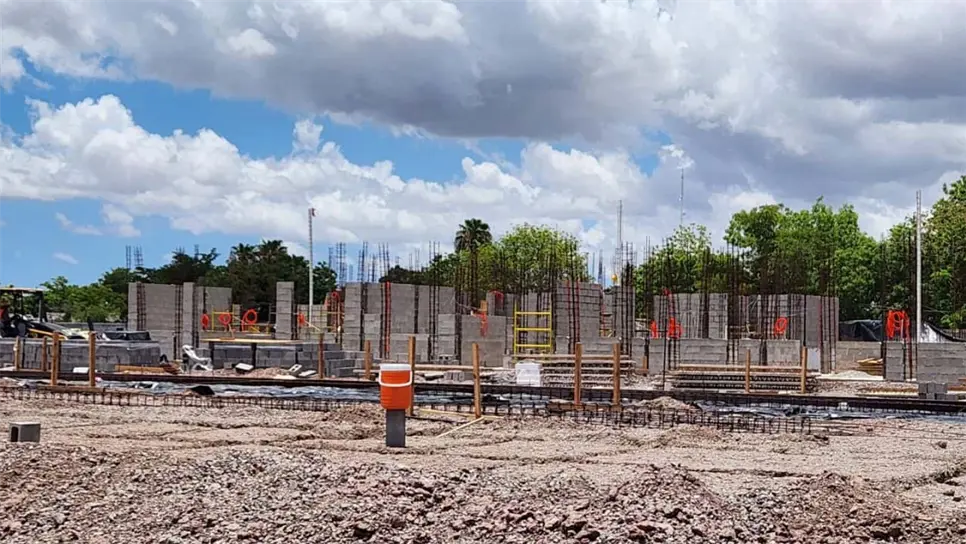 El alcalde de Ahome, Antonio Menéndez del Llano Bermúdez, estimó que las viviendas estarán listas para ser entregadas entre los meses de septiembre y octubre de 2025