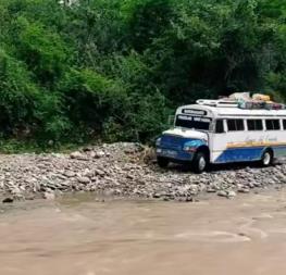Líneas del Oriente: los camiones que atraviesan arroyos en la sierra y salen desde Culiacán | VIDEO Líneas del Oriente: los camiones que atraviesan arroyos en la sierra y salen desde Culiacán | VIDEO