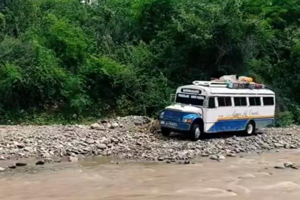 Líneas del Oriente: los camiones que atraviesan arroyos en la sierra y salen desde Culiacán | VIDEO