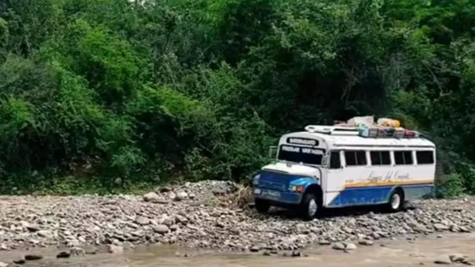 Líneas del Oriente: los camiones que atraviesan arroyos en la sierra y salen desde Culiacán | VIDEO
