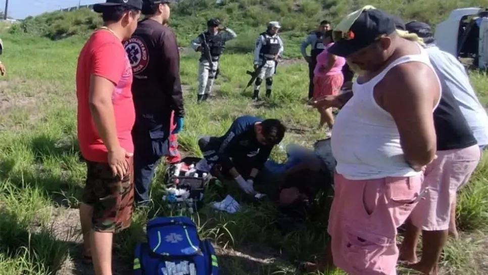 FOTO: Rapiñan pollos tras volcarse un tráiler en el Trébol de Costa Rica en Culiacán
