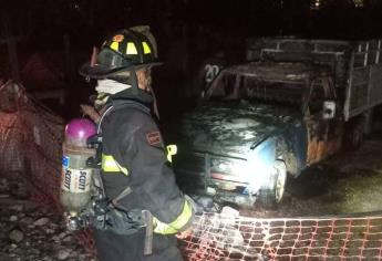 Camioneta tipo ganadera se incendia al sur de Mazatlán