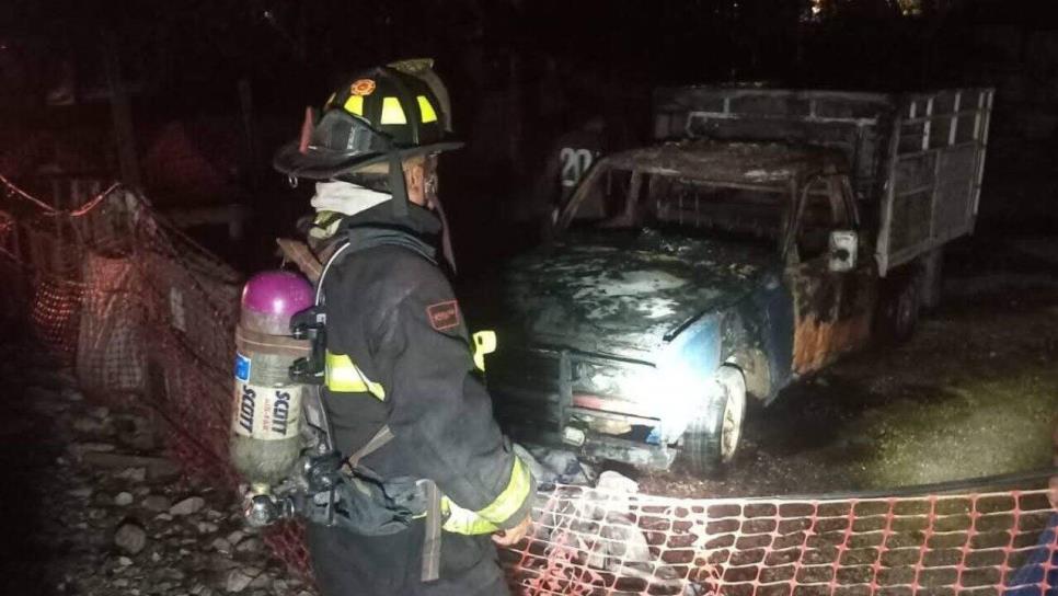 Camioneta tipo ganadera se incendia al sur de Mazatlán