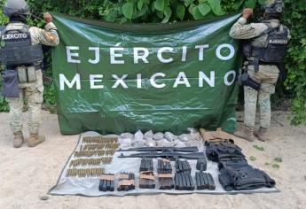 Aseguran arsenal en San Ignacio; más de mil 700 cartuchos, armas y equipo táctico