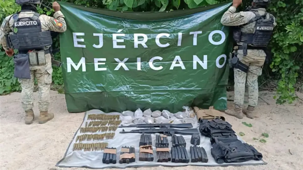 Aseguran arsenal en San Ignacio; más de mil 700 cartuchos, armas y equipo táctico