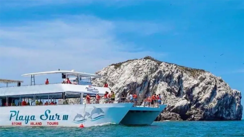 Hay varias personas en la playa que se hacen pasar por operadores de catamaranes. FOTO: Luz Noticias.