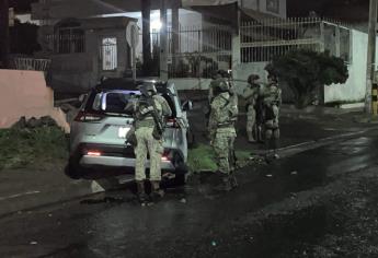 Aseguran dos camionetas con armas de fuego en la colonia Libertad, Culiacán